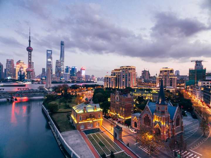 东方明珠下的上海繁华魅力掠影